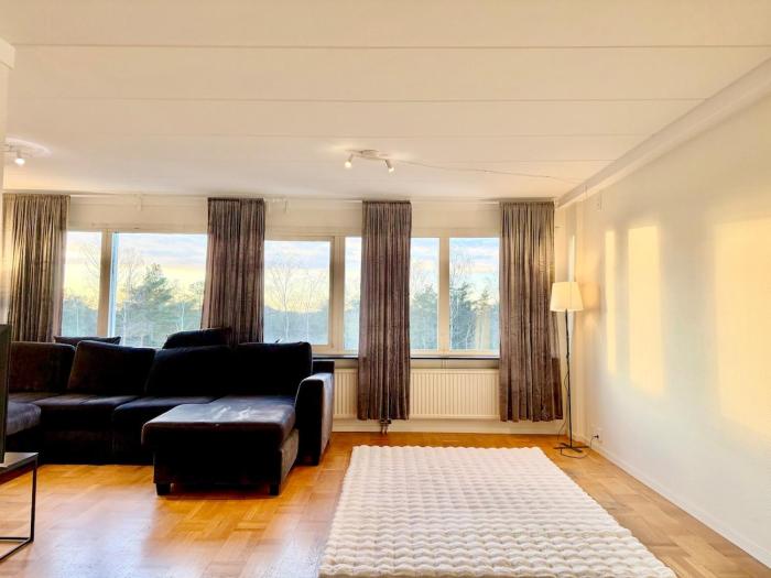 Workers Villa - 8 Beds - 2 Bath - Parking