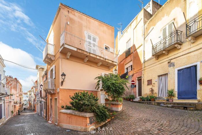 Ca Rouge - Modern & Bright 3BR Boutique Retreat in the Heart of Carloforte