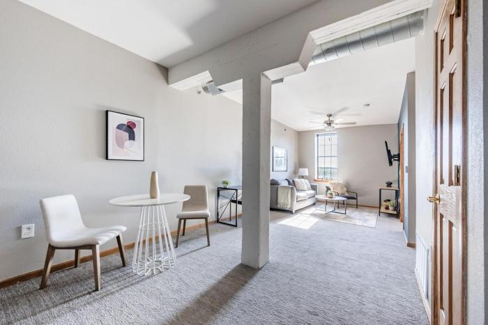 Landing Stunning 1BD Courtyard