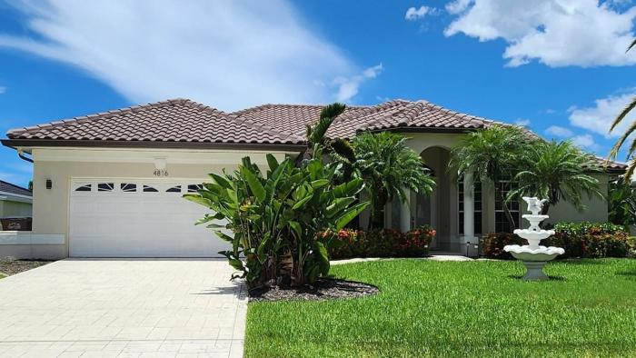 Palm Palace, villa with pool & dock on canal