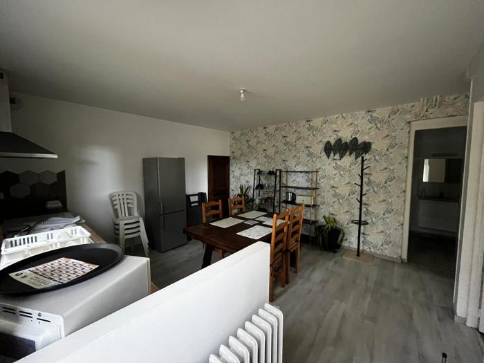 Logement sous maison habitée en face de la foret petite cour