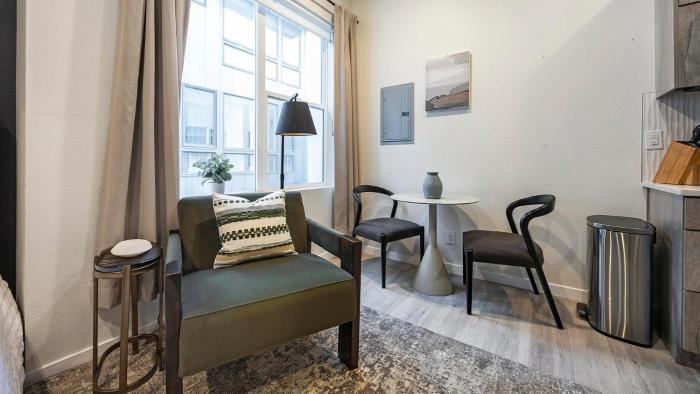 Landing Modern Studio Rooftop Lounge