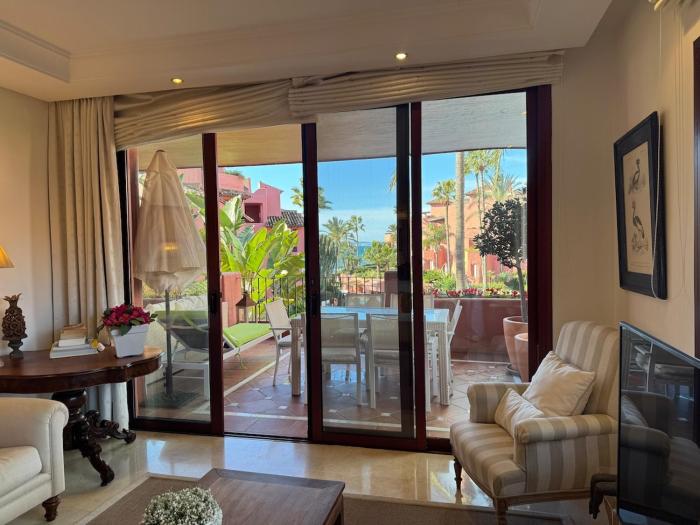 Modern central 4 bed apartment