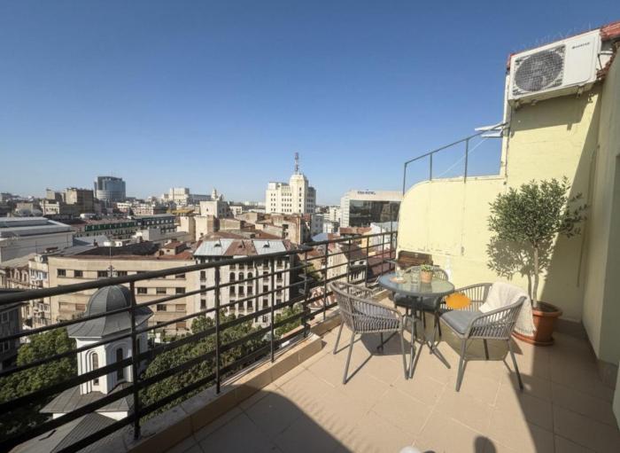 Central 4-Bedroom Apartment with Skyline Balcony - Sleeps 8