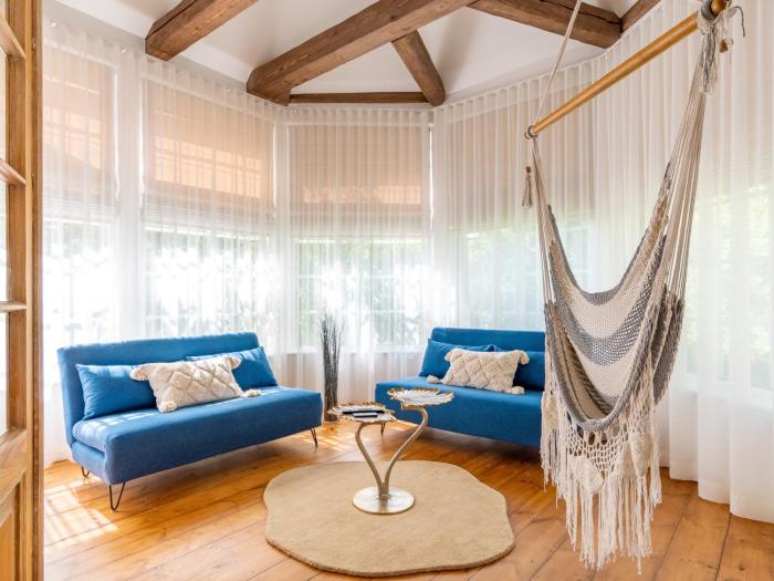 Stylish Central Apt-Private Access, shops, character