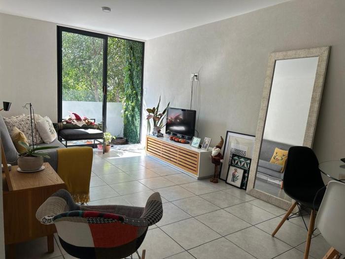 Depa luminoso, cómodo y a minturos del aeropuerto y Foro GNP