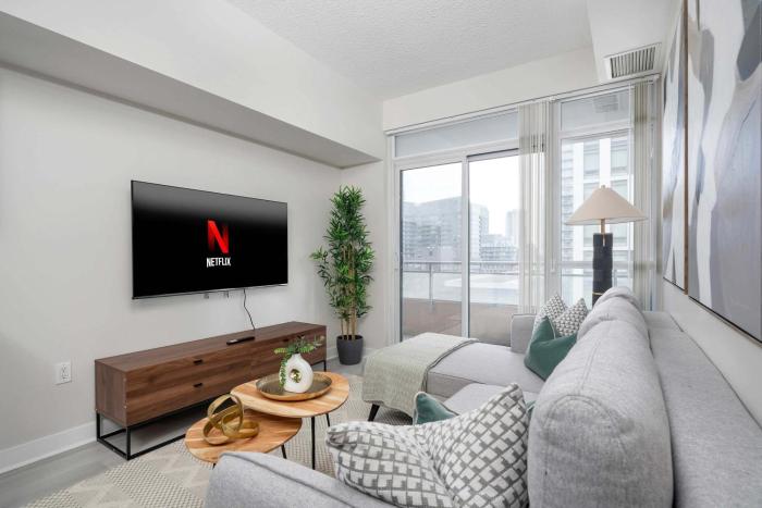 Modern CityPlace 2BR Balcony & Free Parking