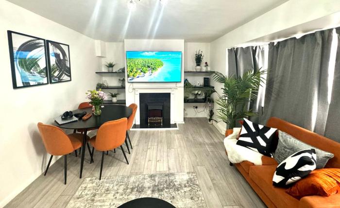 Bright Modern & Spacious 2-Bedroom Apartment - Opposite Penge East Station - 15 mins to Central London!