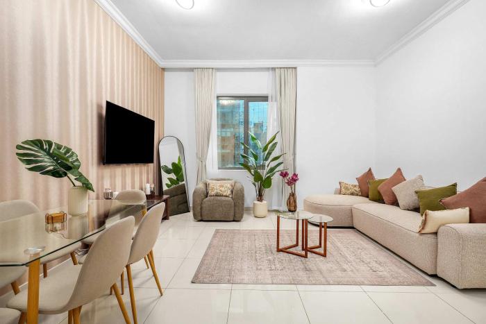 Elegant 1BR near downtown w Gym Tennis Basketball Courts