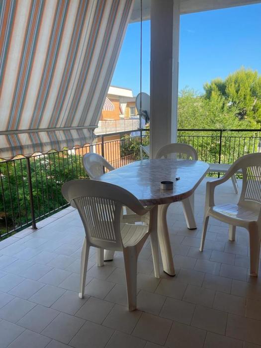 Trilocale vicino al mare con ampio balcone e aria condizionata