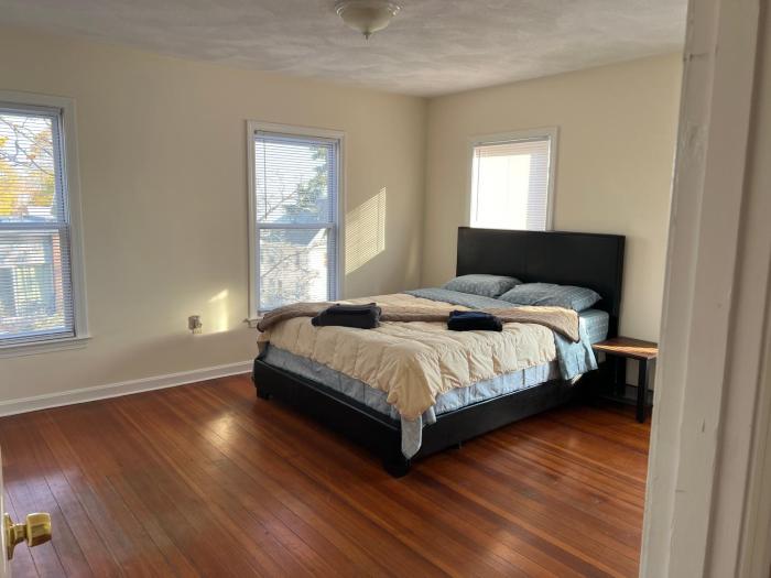 Bright & Spacious 1BR, 3rd floor, near T, free parking