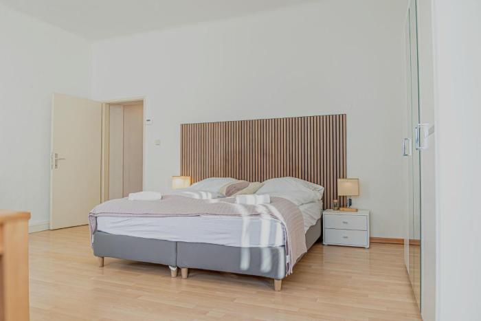 Stylish 2 Bedroom Apartment For Long Stays, Super Central