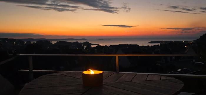 Appartement ERQUY Bretagne vue mer exceptionnelle sur les hauts dErquy au calme ! 900 m du centre ville et au pied du GR34
