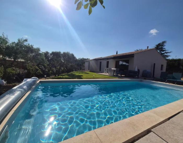 Villa contemporaine avec piscine et spa