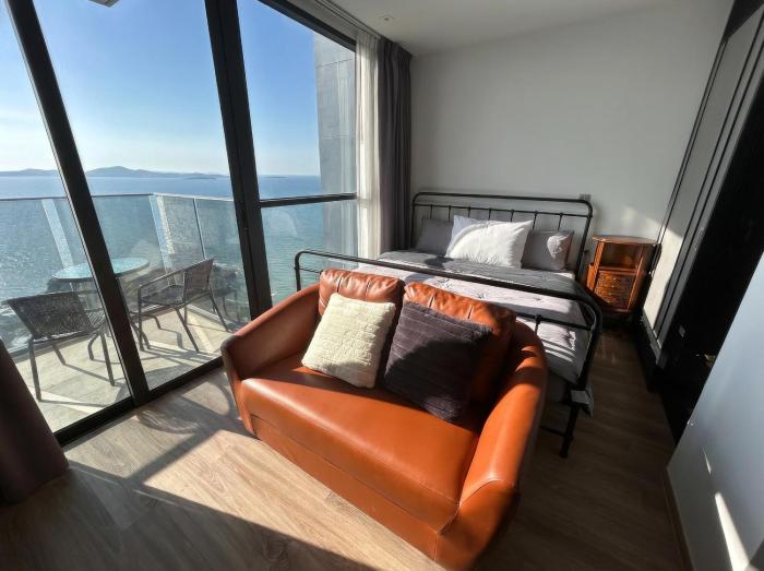 Top Floor Studio with Amazing Sea View