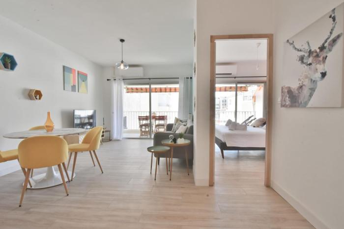1-Br with Terrace Carré dOr Walking Distance to the Beaches