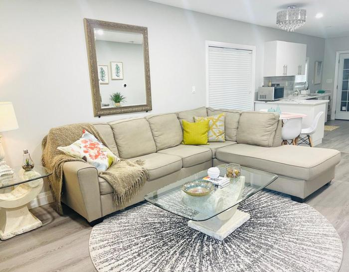 Charming Upper, 3BD, with workspace in Walkerville