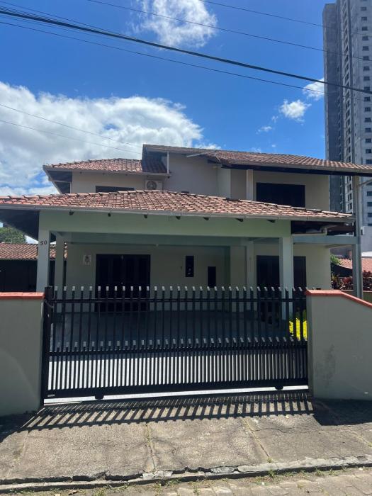 Casa Ampla a 50m do Mar com Churrasqueira