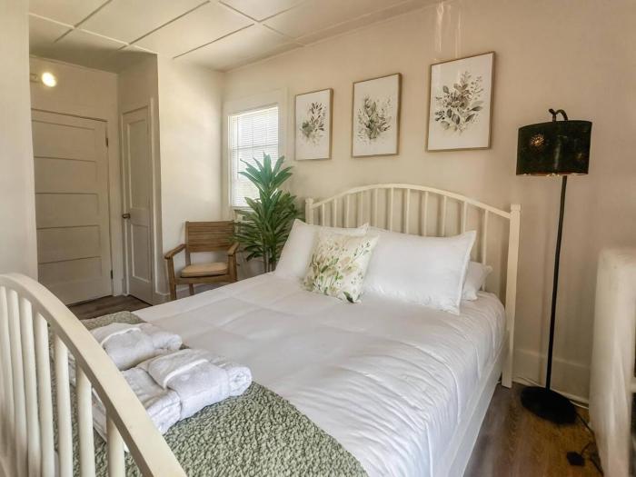 Botanical Studio Retreat in the Heart of Woodstock