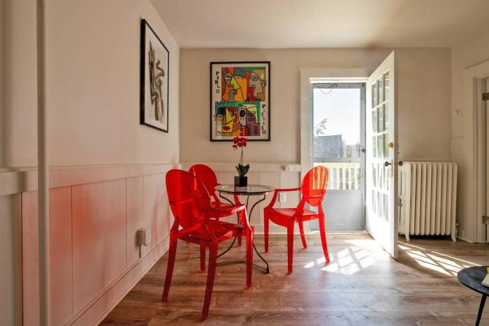 Colorful Modern Hideaway In Downtown Woodstock