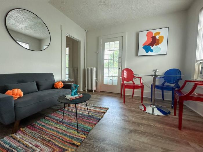 Groovy Getaway in Woodstock – Retro & Vinyl Vibes