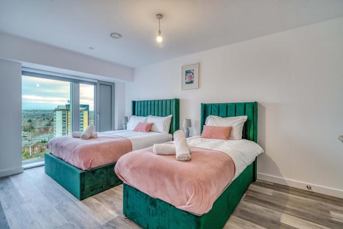 2-BR City View Apartment - Near Salford Royal