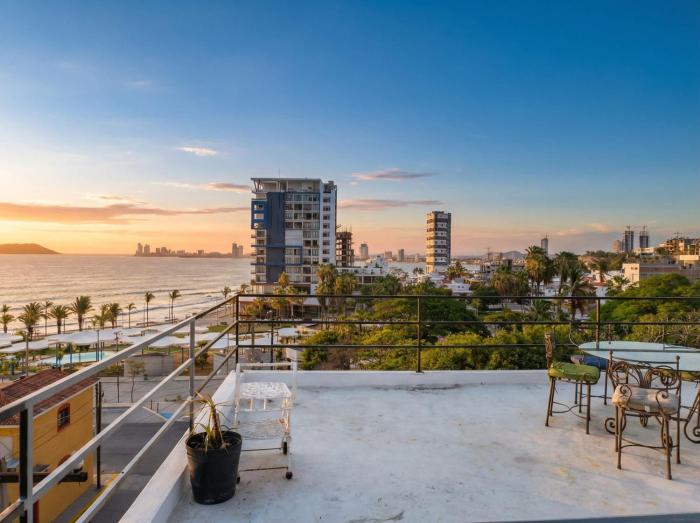 Spacious apartment with private pool by Malecon