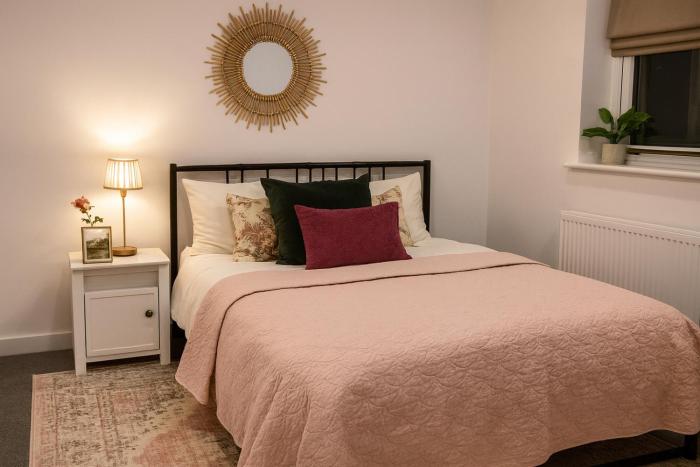 Near Stadium - Free Parking - Sleeps 4