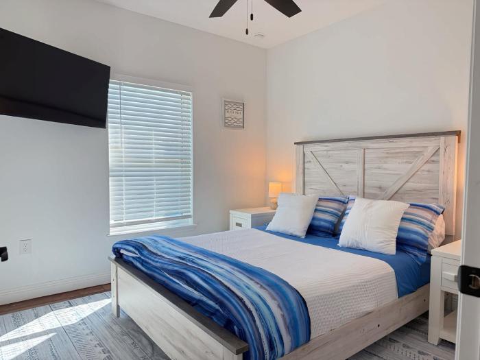 Modern 2BR Punta Gorda Home with Full Kitchen