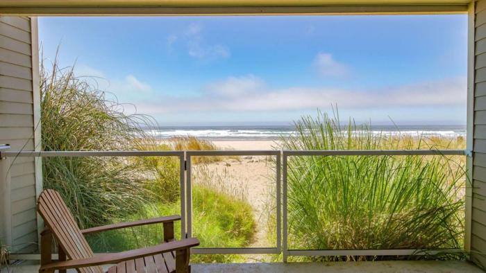 Moonlight by AvantStay Modern Home w Views Direct Access to Rockaway Beach