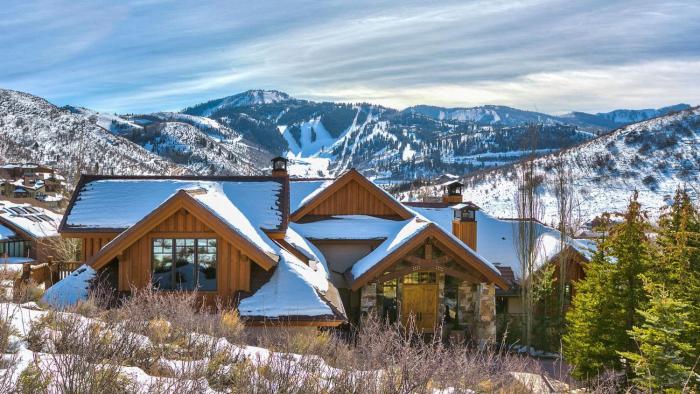 Telemark Luxury Retreat by AvantStay Stunning Views w Hot Tub Theatre Room and Pool Table