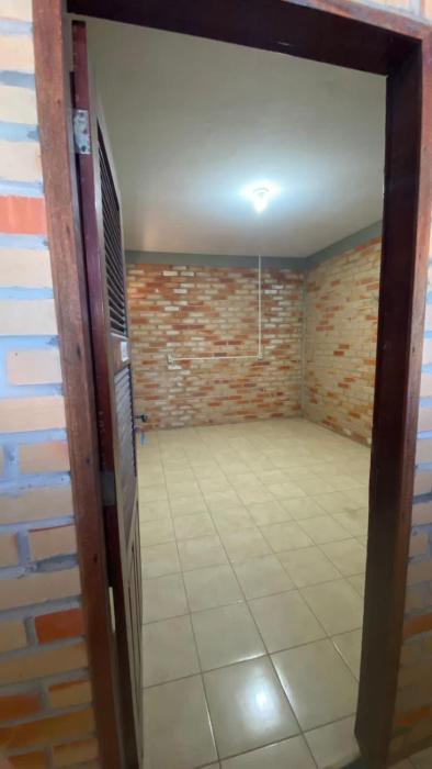 Acomodação simples trazer rede ou Colchão