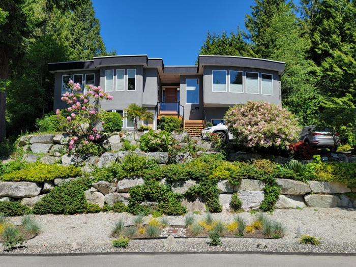 Modern Coastal 2BR Retreat with Hot Tub in Vancouver BC
