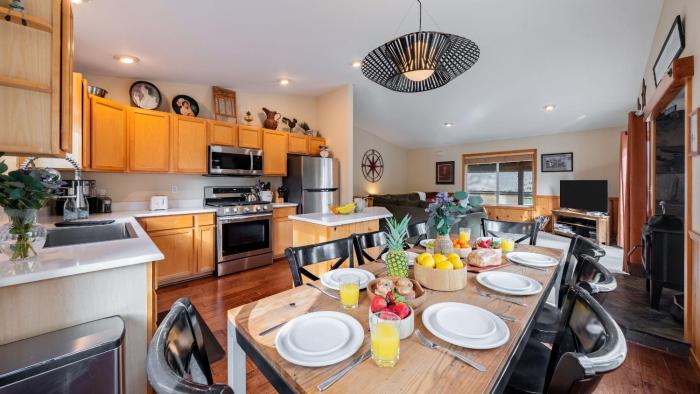Stylish Truckee Retreat Deck Near Lake Skiing Moraine by AvantStay