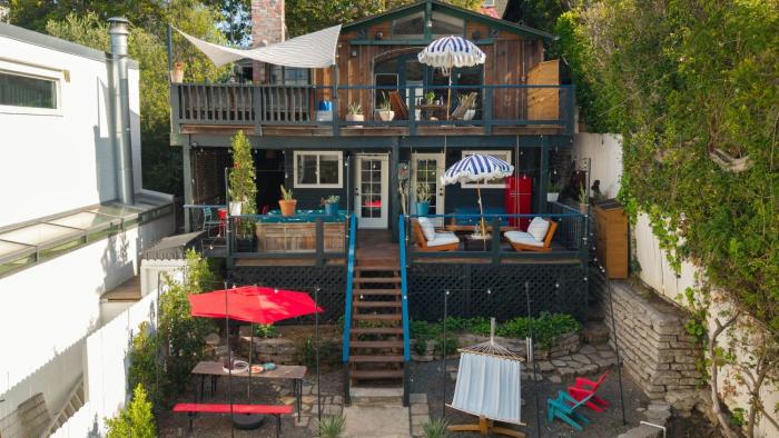 Chic LA Hideaway w Soaking Tub Firepit Lounge Tranquil Backyard