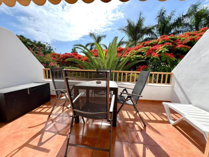 Sol y relax en Costa Adeje Piscina comunitaria y terraza