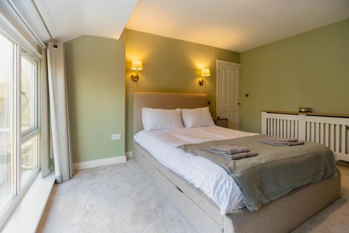 FREE parking, LARGE House for Contractors & Families, Sleeps 5, 4 miles to BLACKPOOL