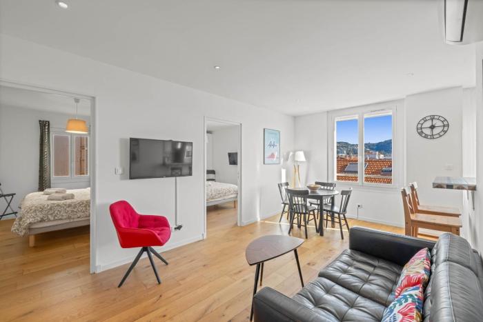 REF 2049 - 3 room apartment Top floor Sea view for rent