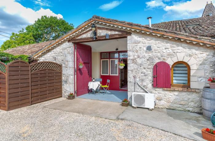 Private gîte with stunning views & shared pool
