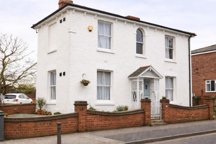 landvue stays, The Colchester town White House 4 bed 2 bath!