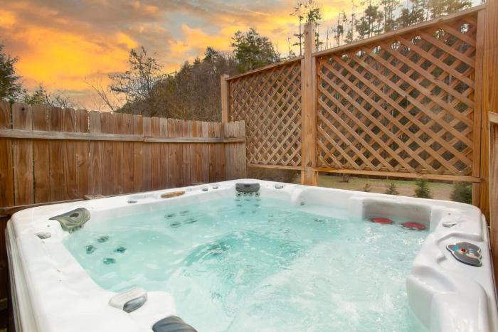 Cozy Escape for 6 w Hot Tub near Dollywood