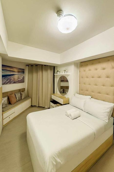 22nd-Floor Spacious Studio with Sunrise & Pool Views, Hi-Speed WiFi & Working Space, Netflix, Disney, Kitchen, Wide Balcony