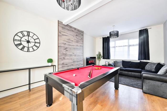 Spacious 4 bed home near London ExCel sleeps 8 Pool table and free parking