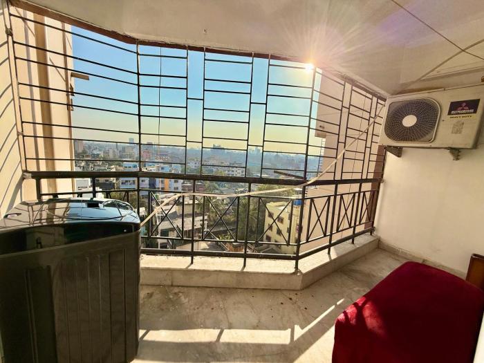 Elegant 2BHK Stay Near Iconic Chinatown, Tangra - AC - WiFi - Parking - Caretaker