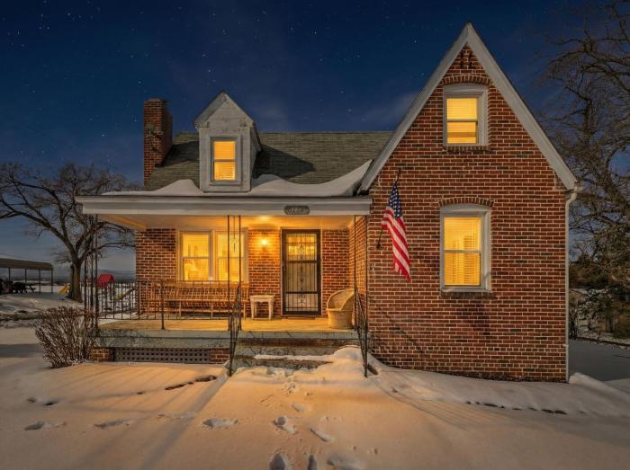 Dog-Friendly Cottage w Playground Grill & Games