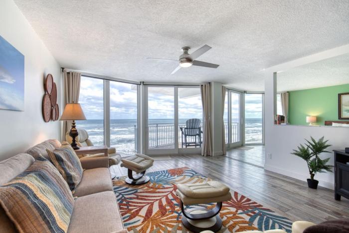 Oceanfront Condo, Pool, Gym, Private Balcony