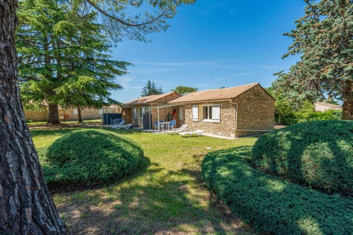 Provençal cottage in a tourist residence