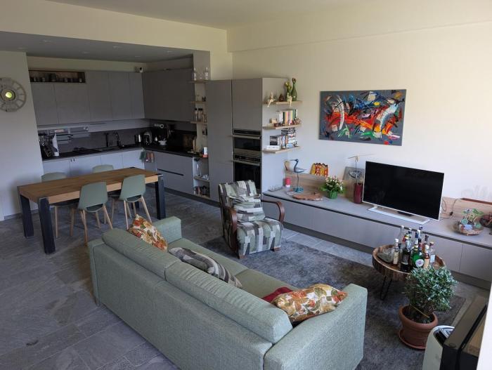 A window on the lake