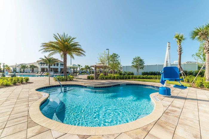 Luxurious 10-Bed Lakefront Retreat Near Disney