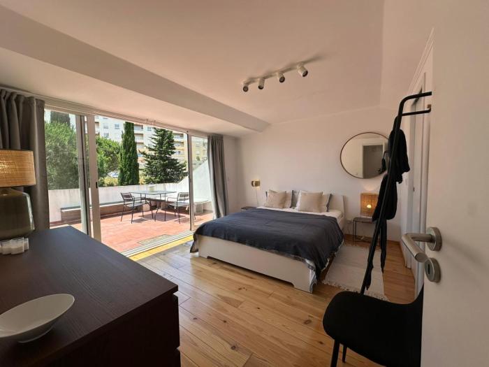 Quarto privativo com varanda em Algés, Lisboa